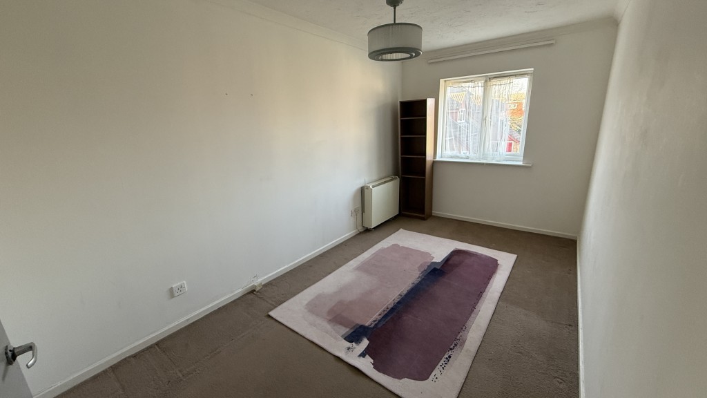 Lot: 15 - ONE-BEDROOM FLAT FOR INVESTMENT OR OWNER OCCUPATION - Internal image of bedroom